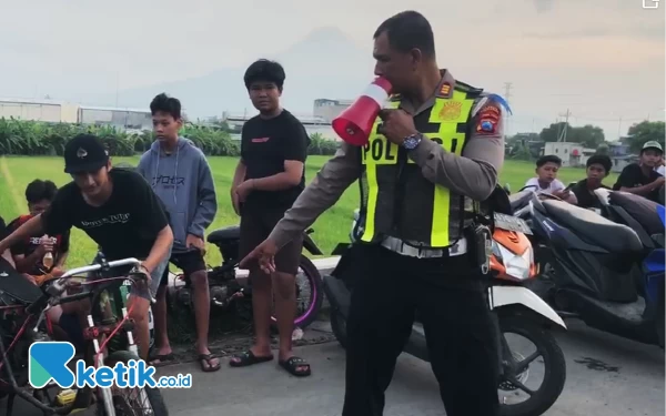 Thumbnail Satlantas Polresta Sidoarjo Berangus Balap Liar di Jalan Arteri Porong dan Edukasi Pelakunya