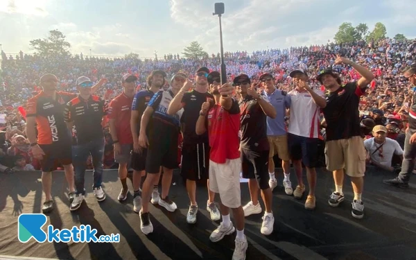 Thumbnail Puluhan Ribu Masyarakat Sambut Mario Aji dan Rider MotoGP di Parade Keliling Kota Mataram