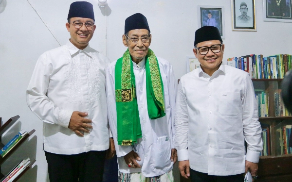 Thumbnail Anies Baswedan dan Muhaimin berfoto dengan pengasuh pondok pesantren Annuqayah Sumenep (Foto: twitter @cakiminNOW)