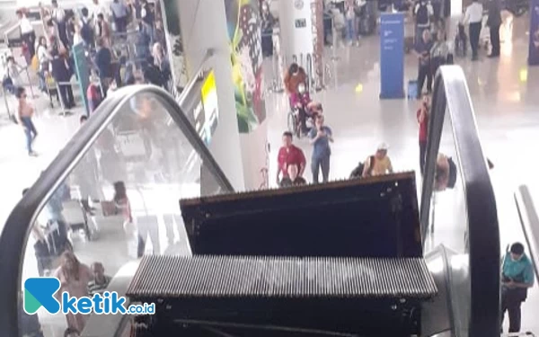 Thumbnail Eskalator Rusak di Terminal 2 Bandara Juanda, Dua Penumpang Tujuan Hongkong Melompat