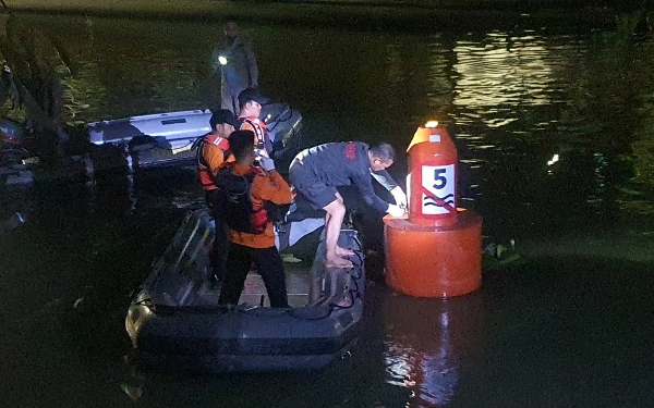 Thumbnail Tiga Hari Hilang setelah Izin Mancing, Anak 9 Tahun Tewas di Sungai Peneleh