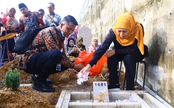 Thumbnail Tidak Hanya Misi Dagang, Khofifah Bangun Batu Nisan Makam PMI Korban Covid di Hongkong