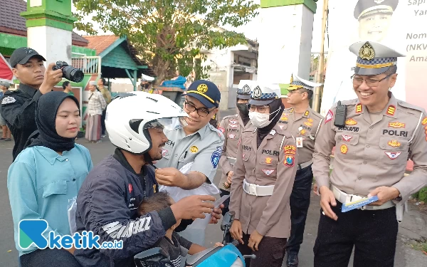 Thumbnail Berita - Banyak Pengendara Motor Tak Gunakan Helm, PT Jasa Raharja bersama Korlantas Polri Bagikan Helm