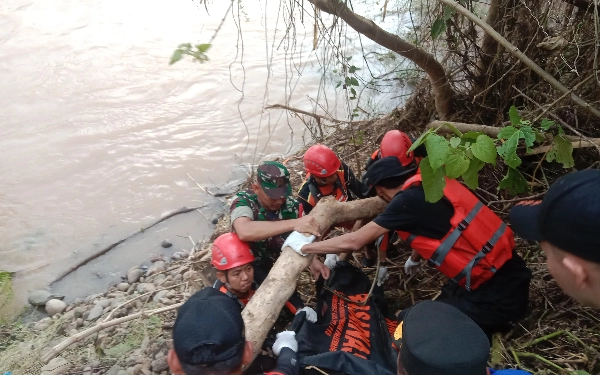 Thumbnail Bertahan di Atap Mobil, 6 Orang Terseret dan 1 Selamat dari Banjir Bandang  OKU