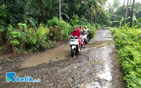 Thumbnail Warga Keluhkan Jalan Rusak, Pemkab Situbondo Terkesan Tutup Mata