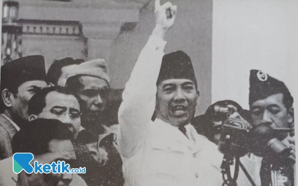 Thumbnail Kala Presiden Sukarno Memberi dan Menaikkan Pangkat Perwira dalam Satu Jam