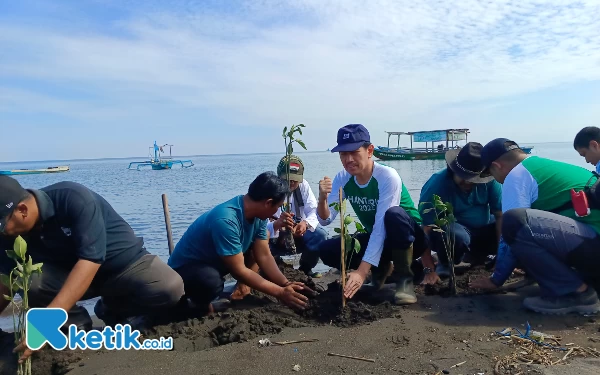 Thumbnail Jaga Kelestarian Lingkungan Hidup, BPN Situbondo Tanam 2000 Bibit Mangrove