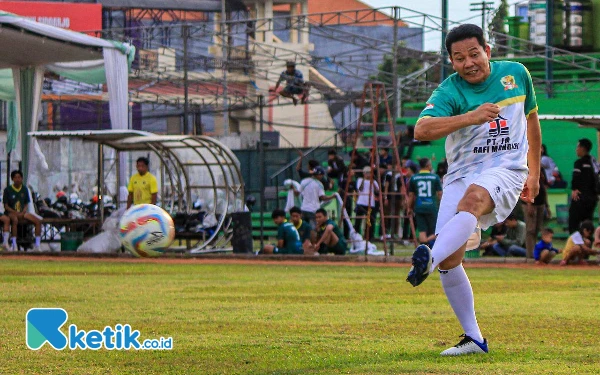 Thumbnail Berita - Calon Bupati Sidoarjo Subandi Cetak Gol dan Assist saat Tanding Persahabatan di Lapangan Jenggolo