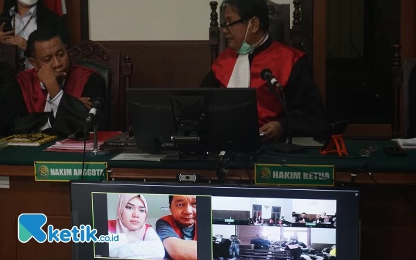 Thumbnail Edarkan Pil Ekstasi 2 ribu Butir, Pasutri Dituntut Berbeda di PN Surabaya