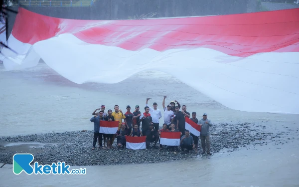 Thumbnail Bentang Bendera Raksasa di Irigasi Beutong, Ini Pesan Pj Bupati Nagan Raya