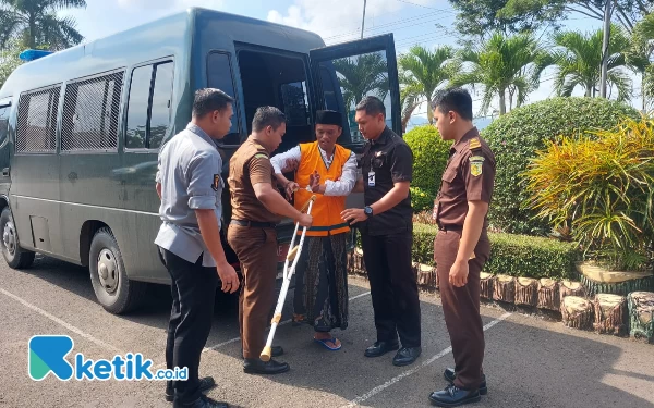 Thumbnail Berita - Kades di Pacitan Tersandung Tipikor DD, Penyidik Serahkan ke JPU