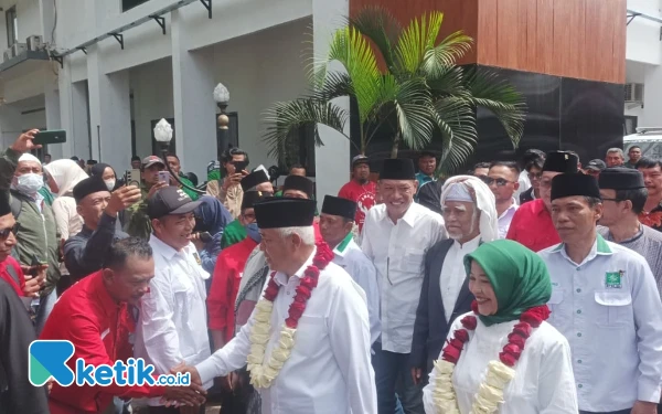 Diantar Kiai dan 11 Parpol, Sanusi-Lathifah Daftar ke KPU Kabupaten Malang