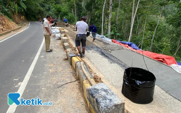 Thumbnail Berita - Jalan Ambles Arjosari Pacitan Mulai Diperbaiki, UPT PJJ Ungkap Risiko Longsor Masih Ada