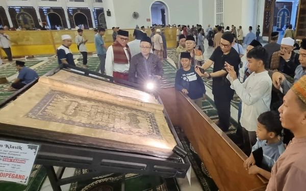 Menakjubkan, Al-Qur'an Usia Seabad Hadir di Masjid Al-Akbar Surabaya, Sambut Akhir Ramadan