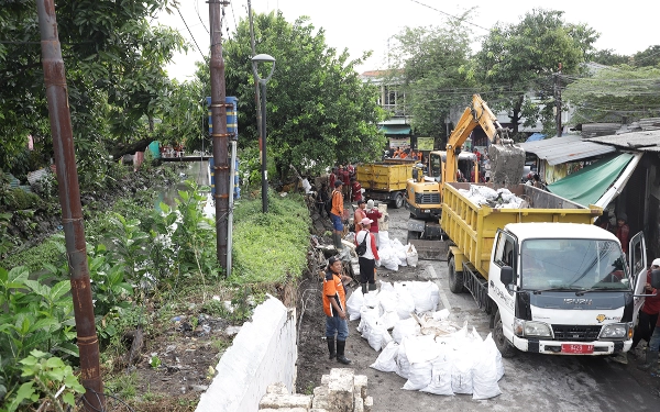 Thumbnail Gerak Cepat Pemkot Surabaya Tutup Tanggul Agar Mayjen Sungkono Tak Banjir 