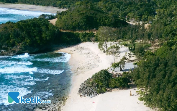 Thumbnail Berita - Pantai Tanjung Penyu di Kabupaten Malang Jadi Primadona Baru Wisatawan