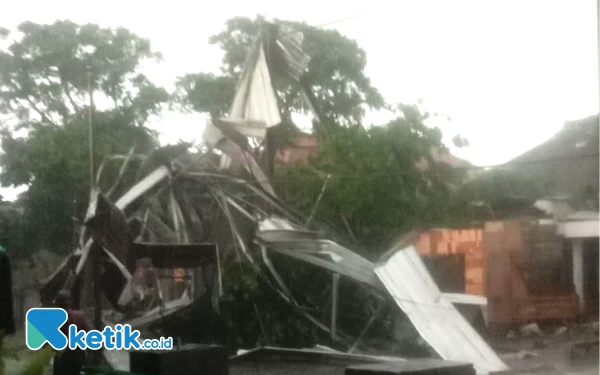 Thumbnail Sidoarjo Dihajar Angin Puting Beliung, 200 Lebih Bangunan Rusak di 4 Kecamatan, 1 Tewas, 2 Luka