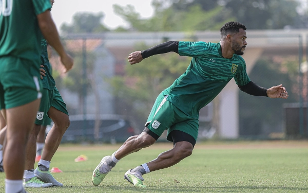 Thumbnail Berita - Tak Kunjung Tambah Pundi Gol, Pelatih Persebaya Dorong Paulo Victor Lebih Tajam