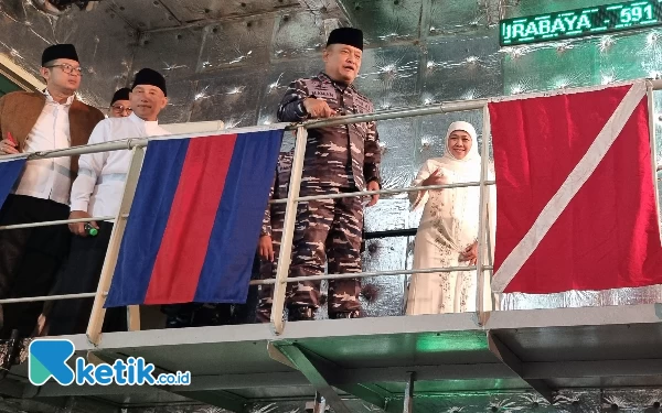 Pertama di Indonesia! Khofifah Pimpin Qiamul Lail di Tengah Samudra Bersama KRI 591