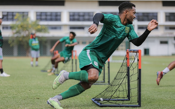 Thumbnail Striker Persebaya Paulo Victor Dipastikan Absen Lawan PSS Sleman