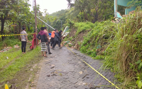 Thumbnail Hujan Lebat Beberapa Hari, SDN di Bawean Alami Longsor