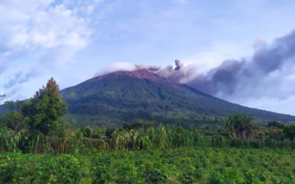 Thumbnail Berita - Gunung Kerinci Erupsi, Masyarakat Diminta Waspadai Abu Vulkanik 