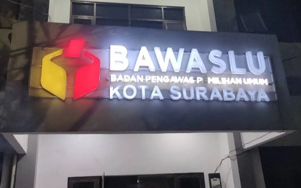 Thumbnail Ketua Bawaslu Surabaya Penuhi Panggilan Kejari, Klarifikasi Dugaan Korupsi