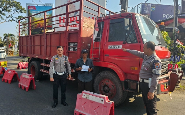 Thumbnail Berbahaya, Polres Malang Tilang Pengendara Truk Tebu Overload yang Viral di Medsos