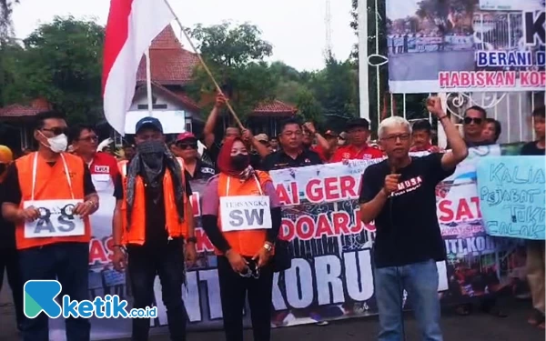 Thumbnail Di Sidoarjo, Demonstran Antikorupsi Bertanya: Mengapa Masuk Sidoarjo, KPK kok Jadi Lembek