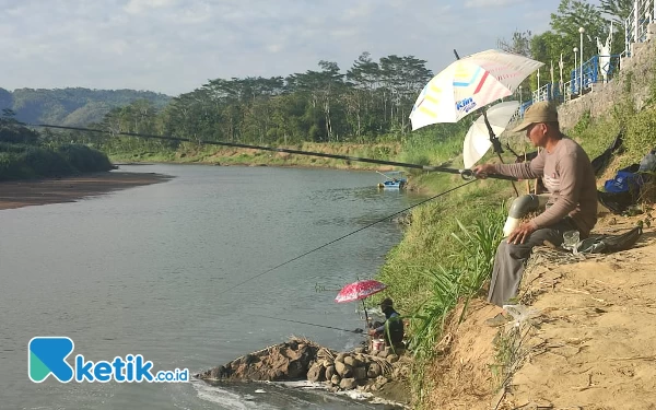 Thumbnail Berita - Merasakan Sensasi Unik Memancing di Pinggir Sungai Grindulu Kabupaten Pacitan