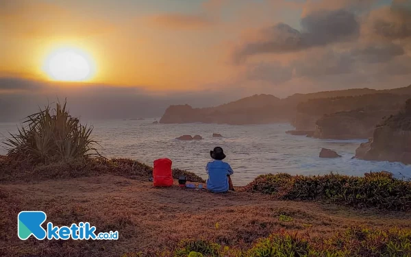 Thumbnail Tebing Menjorok Karang Bolong Pacitan yang Pas untuk Berburu Sunset