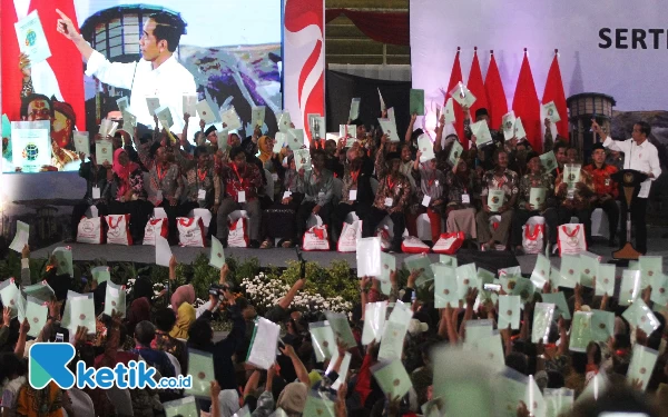 Thumbnail Presiden Jokowi Bagikan 5 Ribu Sertipikat Tanah di Sidoarjo, Ribuan Penerima Bersukacita