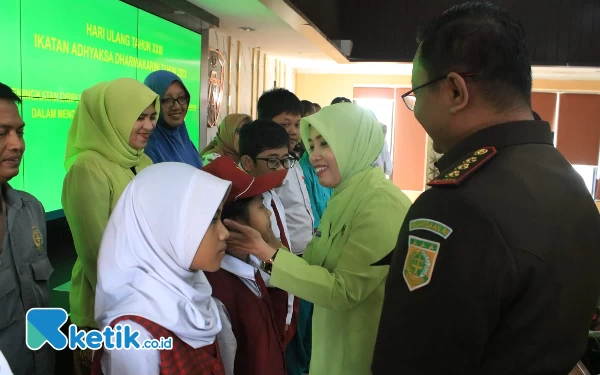 Thumbnail Peringati HUT Ke-23  IAD, Bagikan Beasiswa untuk Putra-Putri Pegawai Kejari