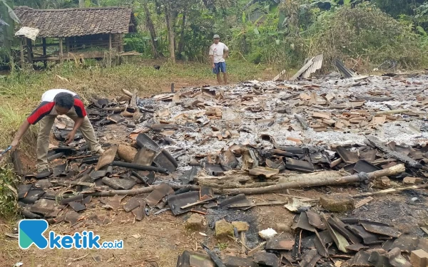 Thumbnail Nasib Pilu Warga Pacitan yang Rumahnya Habis Dilalap Api: Istri-Anak Gangguan Jiwa Genetik