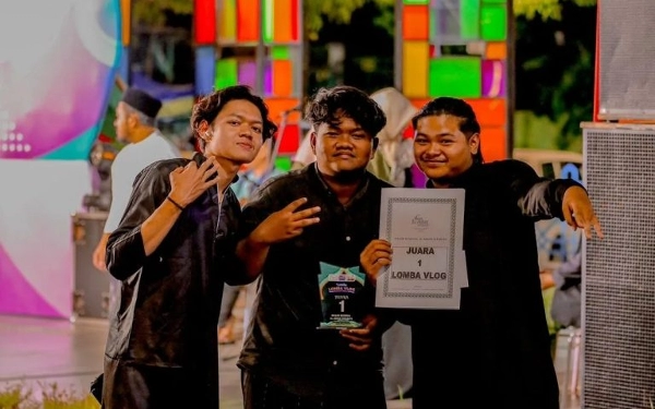 Thumbnail Ajak Milenial Ramaikan Masjid Al-Akbar Surabaya, Mahasiswa Unair Raih Juara 1 Lomba Vlog