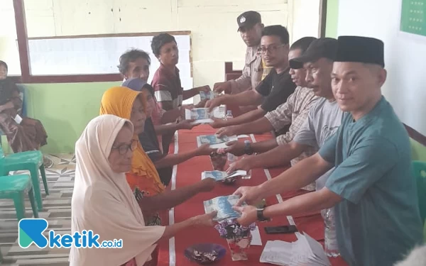 Salur BLT Tahap I, Kades Mandaong Sertakan Bantuan Korban Kebakaran