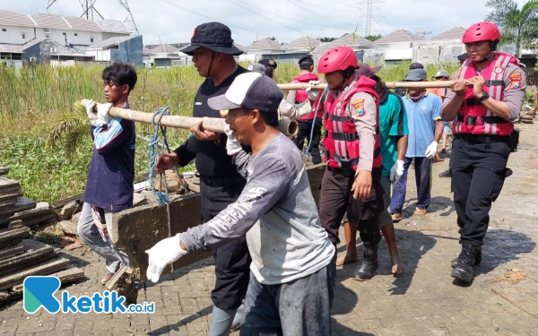 Thumbnail Warga Bantu Personel Kepolisian Membersihkan Rumah Genangan Banjir Driyorejo Gresik