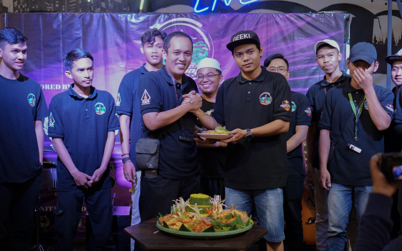 Thumbnail Berita - Peringati HUT Ke-2, Komunitas Geekvape dan FVS Surabaya Gelar Baksos 