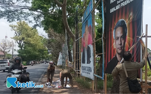 Thumbnail Langgar Perda, Satpol PP Tertibkan Baliho Partai, Bacapres dan Bacaleg di Kabupaten Malang