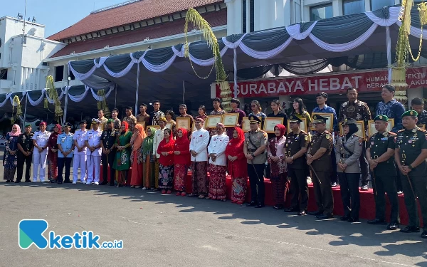 Thumbnail Hari Jadi Kota Surabaya Ke-730, Eri Cahyadi Bagikan 206 Penghargaan