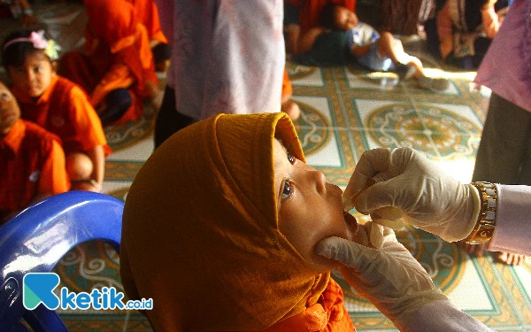 Thumbnail Anak-anak berbaris tertib untuk mendapatkan vaksin polio dosis pertama dalam kegiatan Pekan Imunisasi Nasional (PIN) Tahun 2024 di TK Dirgantara, Palembang, Selasa (23/7/2024). Pemberian imunisasi polio di peruntukkan untuk anak berusia 0-7 tahun. (Foto: Wahyu rahmanto/Ketik.co.id)