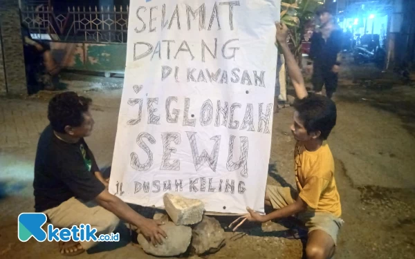 Thumbnail Habis Jalan Kletek di Sidoarjo, Warga Sukodono Tanam Puluhan Pohon Pisang di Jalan Rusak