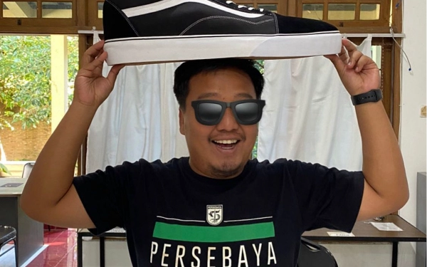 Thumbnail Bermula Hobi Kumpulkan Sepatu, Dokter Persebaya Tekuni Bisnis Jual Beli Sepatu