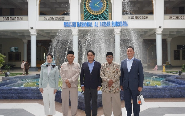 Thumbnail Kunjungi Masjid Nasional Al-Akbar Surabaya, Rombongan Anggota DPR Jepang Kagum