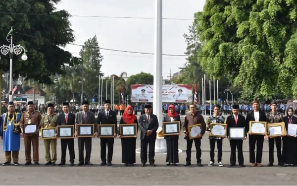 Thumbnail Berita - Upacara Hari Pahlawan, Bupati Malang Serahkan Penghargaan bagi Guru TK Berprestasi