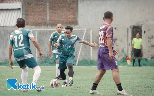 Thumbnail Berita - Hari Pertama Kampanye, Cawapres Nomor 1 Main Bola Bareng Legenda Persebaya di Sidoarjo