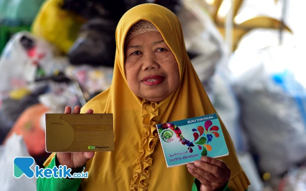 Thumbnail Dengan menciptakan Ekonomi Hijau melalui program “Memilah Sampah Menabung Emas” atau (MSME), Pegadaian ingin menghadirkan kesejahteraan bagi masyarakat Indonesia, terutama di daerah pemukiman padat penduduk. Nasabah bisa melakukan pencairan uang hasil penukaran sampah sebanyak dua kali dalam setahun, yakni bulan Juli serta Desember. Uang tersebut kemudian ditabung melalui buku tabungan emas pegadaian. Nasabah baru bisa mencairkan dalam bentuk emas jika saldonya telah mencapai harga 1 gram emas. (Foto: Achmad Fazeri/Ketik.co.id)