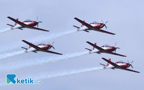 Thumbnail Pesawat Jupiter Aerobatic Team melakukan atraksi di langit Palembang, Senin (4/3/2024). Jupiter Aerobatic Team singgah ke Pangkalan Udara TNI AU (Lanud) Sri Mulyono Herlambang, Palembang dalam acara pameran (open base) pesawat tempur. (Foto: Wahyu Rahmanto/Ketik.co.id)