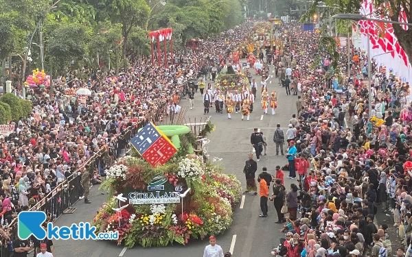 Thumbnail Mobil hias milik Citraland Surabaya di Kirab Surabaya Vaganza 2023. (Foto: Shinta Miranda/Ketik.co.id)