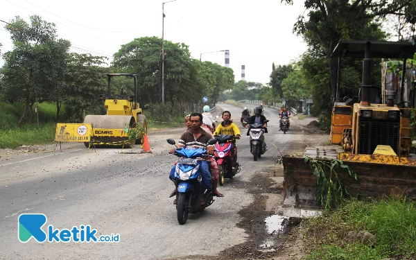 Thumbnail Berita - Pemkab Sidoarjo Perbaiki Jalan Prambon, Gus Muhdlor Minta Jalan Ditinggikan dan Sekuat Beton